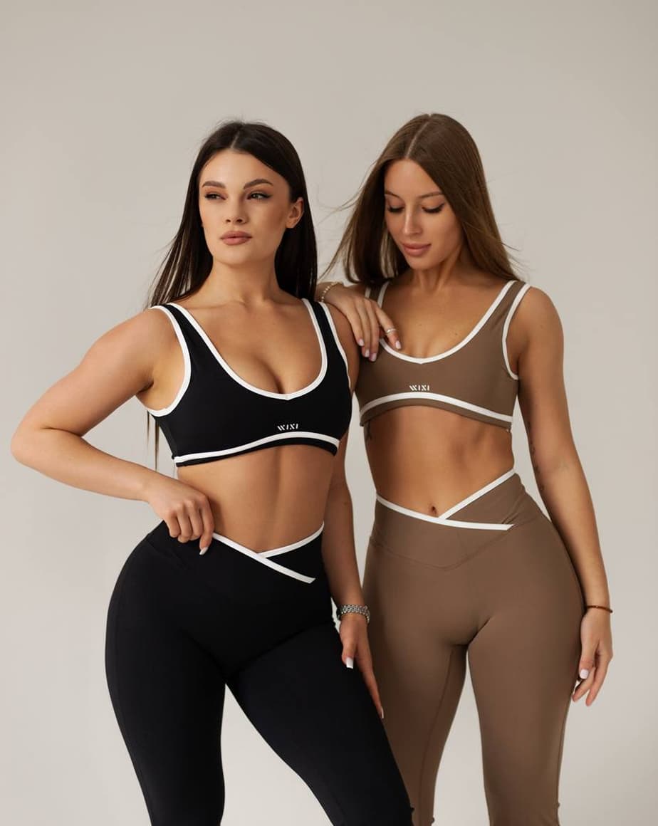 Спортивний топ з акцентним декольте DecoFit